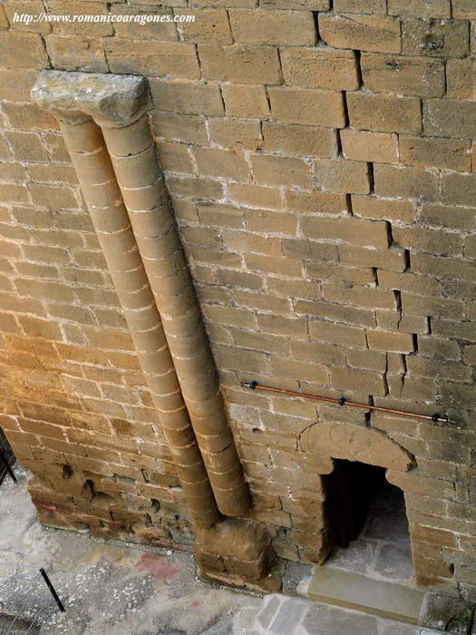 MURO ESTE DE LA CAPILLA CON EL ACCESO Y LAS SEMICOLUMNAS